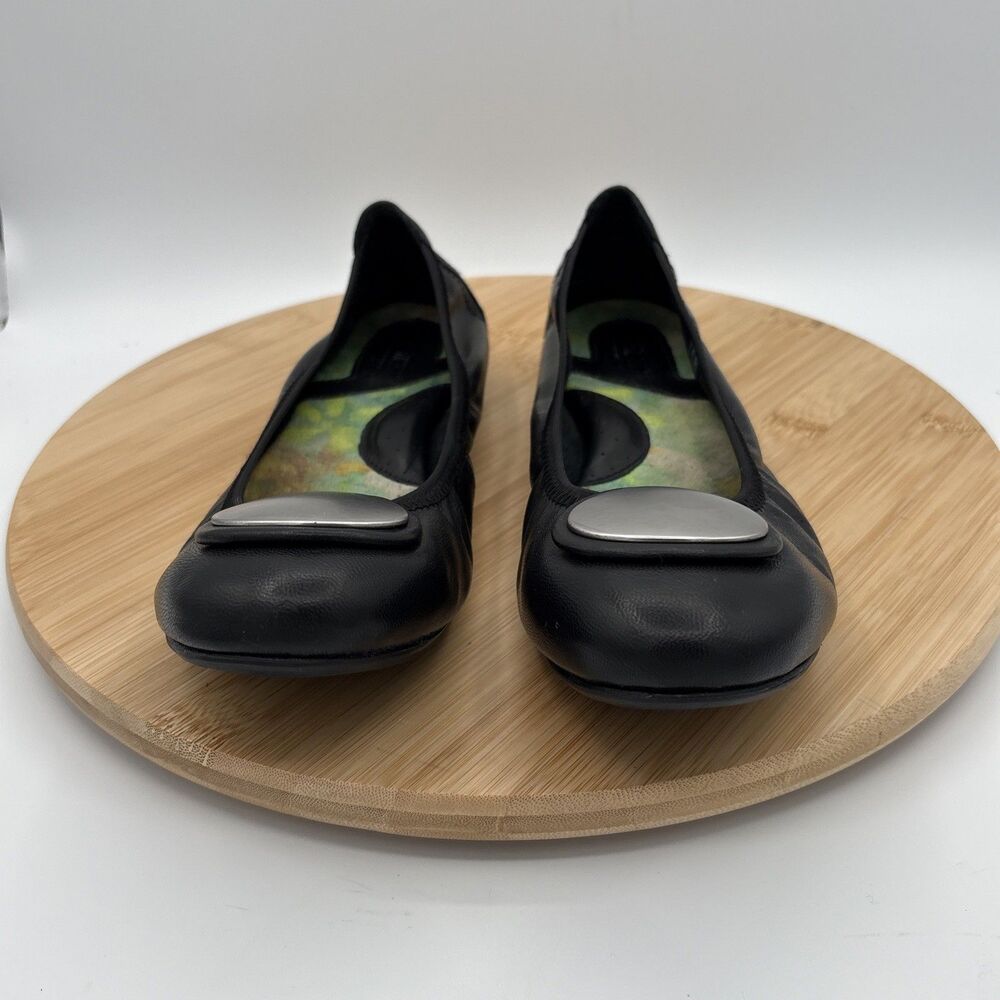 Born Ballet Flats Womens 8 Black Leather Comfort Round Toe Silver Tone Medallion - Picture 3 of 10